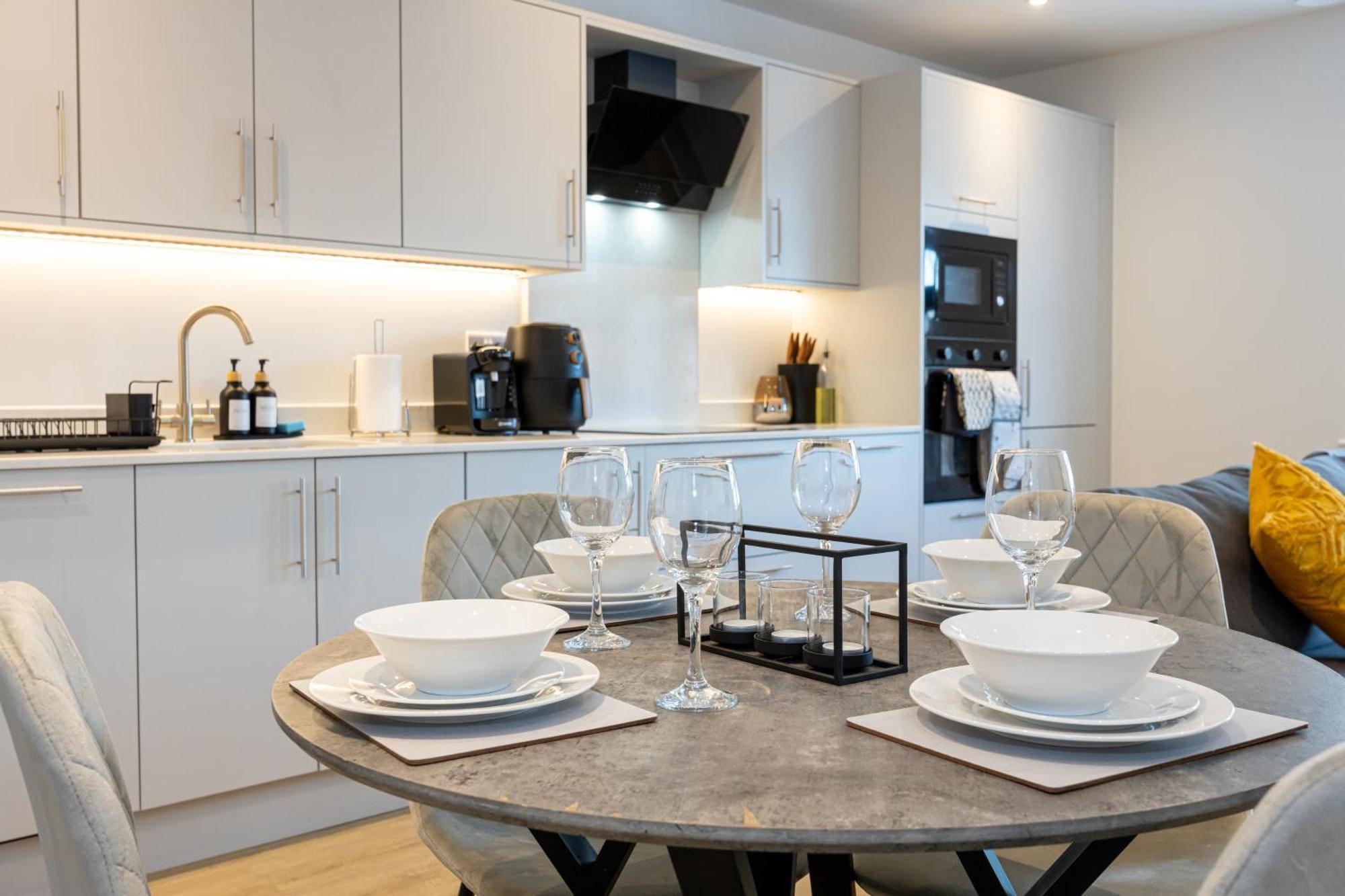 Modern 2 Bed Near Wythenshawe Hospital And Manchester Airport With Parking Eksteriør billede